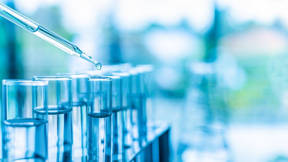 Polscy naukowcy jako pierwsi na świecie stworzyli cyrkularne mRNA metodą chemiczną. To może pomóc w leczeniu genetycznych chorób rzadkich